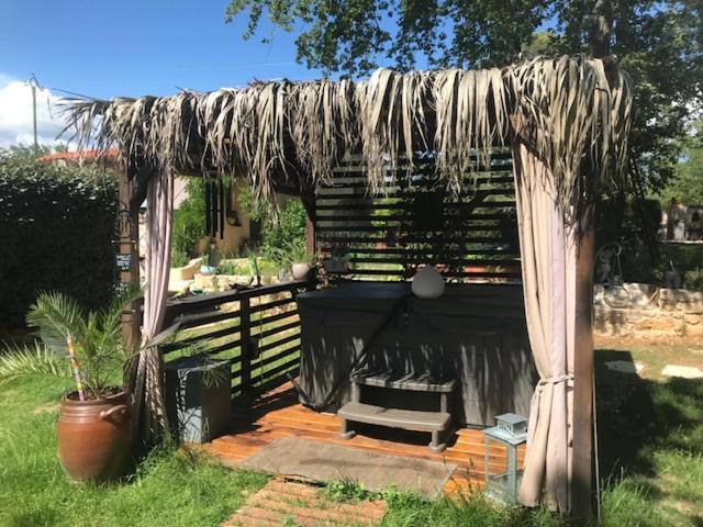 Petit mas provencal 3 pers 1 piece 30 m2 tout confort lisiere foret jardin Jacuzzi Piscine Saint-Paul-en-Forêt Extérieur photo